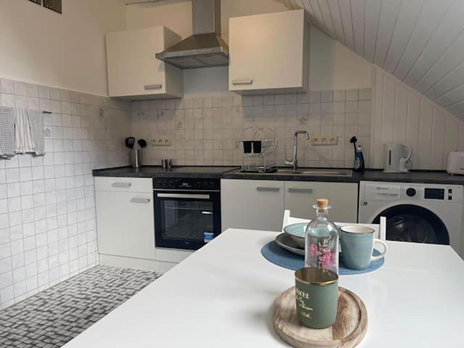Apartment Bright And Stylish Steps Away From The Rhine Köln